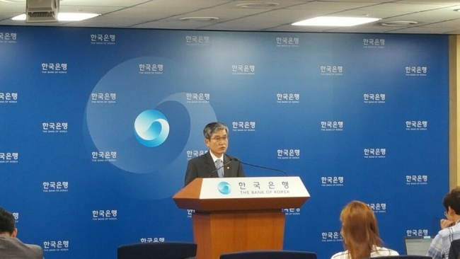 ▲박종열 한은 금융통계부장이 4월 국제수지에 대해 설명하고 있다. 8월 경상수지는 55억1000만달러 흑자를 기록했다. 남주현 기자