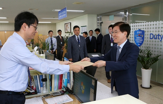 ▲이동호 현대백화점면세점 대표(사진 오른쪽)는 4일 오전 9시경 서울 강남구 논현동에 위치한 관세청 서울본부세관을 직접 방문해 '서울지역 시내면세점 특허신청서'를 제출했다.(사진제공=현대백화점그룹)