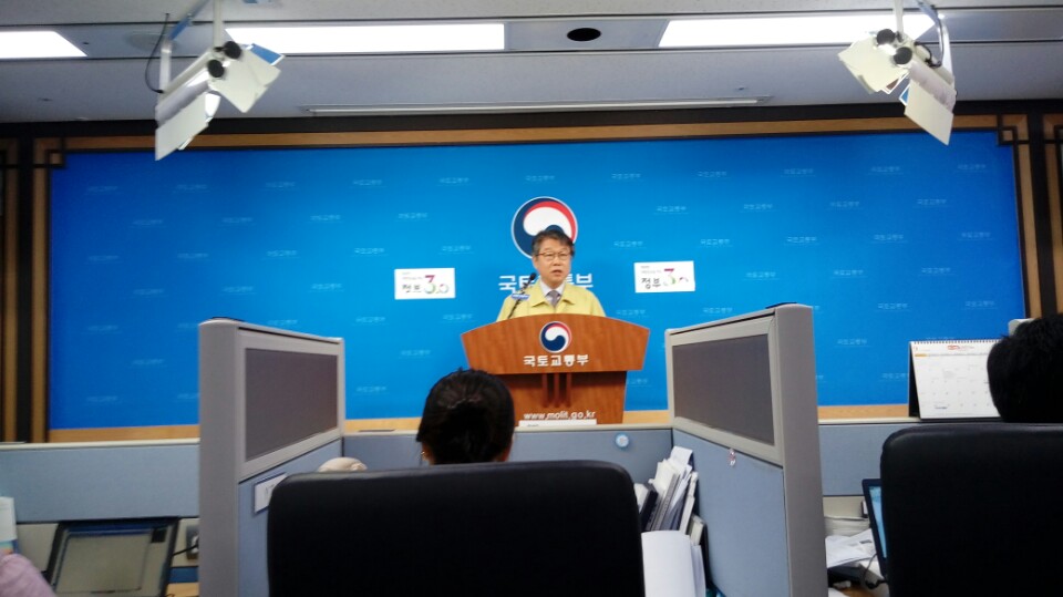 ▲이승호 국토부 교통물류실장이 5일 정부세종청사에서 화물연대 파업에 대비한 비상수송대책을 발표하고 있다.