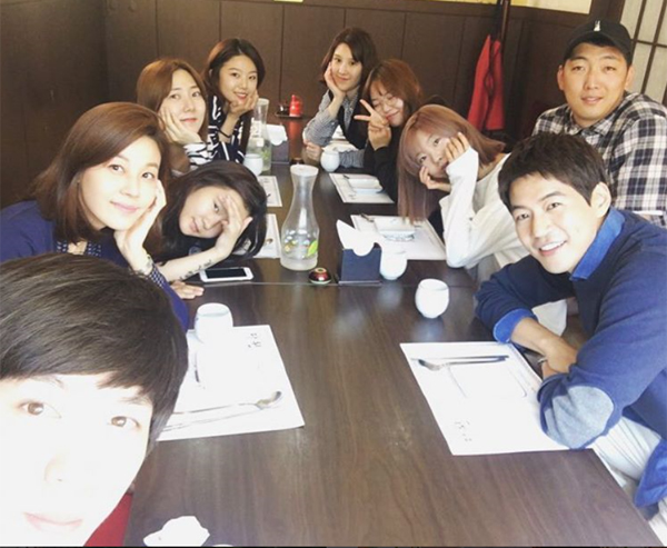 ▲'공항가는 길' 김하늘이 이상윤, 소속사 식구들과 식사 현장을 공개했다.(사진=김하늘 인스타그램)