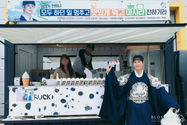 ▲지난 8월 드라마 촬영 현장에서 팬들의 밥차 선물을 받았던 배우 박보검. 그러나 지난달 28일 김영란법 시행과 함께 촬영장 밥차 선물이 대폭 감소될 것으로 전망된다.(사진=블러썸엔터테인먼트)