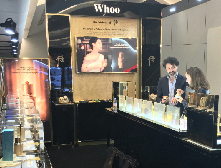 ▲2016 칸 세계면세품박람회의 LG생활건강 '후' 전시장 방문객들이 제품을 살펴보고 있는 모습이다.(사진제공=LG생활건강)