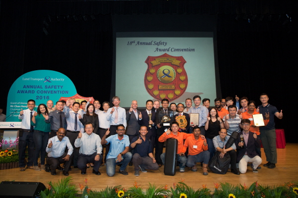 ▲삼성물산이 싱가포르에서 진행 중인 지하철 TEL T213 공사 현장이  최근 싱가포르 육상교통청이 주관한 '2016 안전경진대회'에서 '종합대상'을 수상했다.(사진제공=삼성물산)