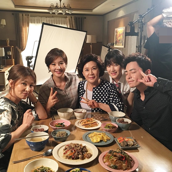 ▲(좌측에서 우측으로)SBS '질투의 화신' 배우 이미숙, 박지영, 박정수, 문가영, 조정석(사진=박지영 인스타그램)