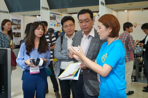 ▲상암 DMC 누리꿈스퀘어 비즈니스센터에서 열린 VR스타트업 컴피티션에서 심사위원이 ㈜미디어썸의 360VR 인터렉티브쇼핑솔루션 ‘요기바바’ VR기능을 살펴보고 있다.