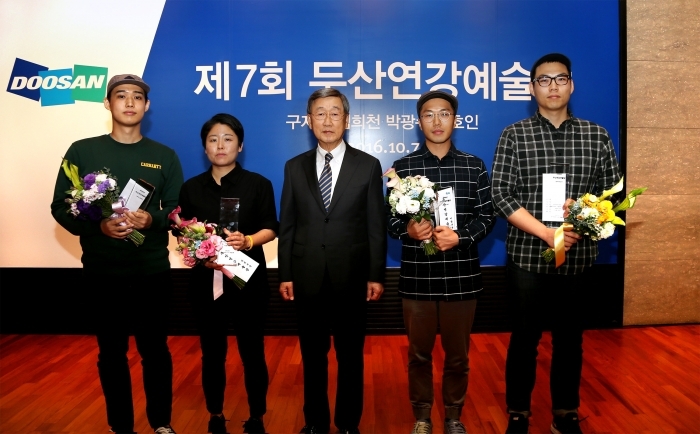 ▲두산연강재단은 10월 7일 서울 종로5가 두산아트센터에서 ‘제7회 두산연강예술상’ 시상식을 열었다. 왼쪽부터 미술부문 수상자 김희천, 공연부문 수상자 구자혜, 두산연강재단 박용현 이사장, 미술부문 수상자 이호인, 박광수 (사진 제공 = 두산그룹)