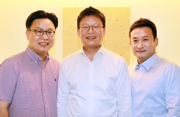 ▲'한글 공부방' 지원 프로젝트를 함께 펼치고 있는 서경덕 교수, 에듀윌 정학동 대표, 방송인 서경석(출처=서경덕 성신여대 교수)