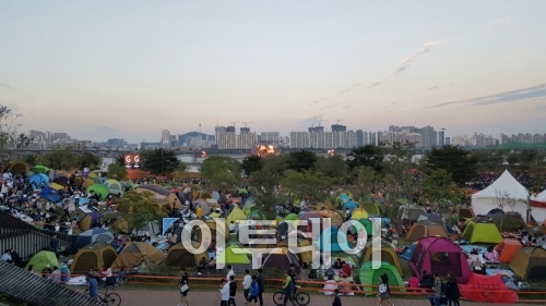 ▲8일 서울 여의도 한강공원에서 ‘2016 한화 서울세계불꽃축제’를 보러 온 시민들이 텐트를 치고 있다. (오예린 기자 yerin2837@)