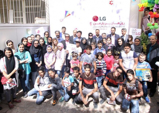 ▲LG전자가 최근 이란에서 어린이들의 꿈을 체계적으로 키워주기 위한 ‘LG 골드키즈(LG Gold Kids)’ 교육센터를 열었다.  최근 열린 교육센터 오픈 행사에 참석한 관계자들과 어린이들이 기념촬영을 하고 있다. (사진제공=LG전자)
