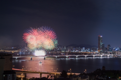 ▲8일 서울 여의도에서는 ‘한화와 함께하는 2016 서울세계불꽃축제’가 열렸다. 100만명이 관람한 이번 행사에는 일본, 스페인, 한국 등 3개국의 연화팀이 참가해 10만발의 불꽃을 가을 밤하늘에 수놓았다.(사진제공=한화그룹)