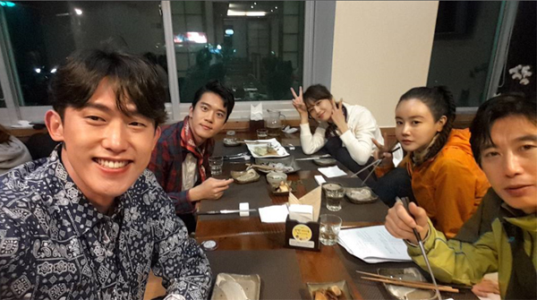 ▲'혼술남녀' 박하선이 촬영 현장 속 배우들과 함께 식사 자리를 전했다.(사진=박하선 인스타그램)
