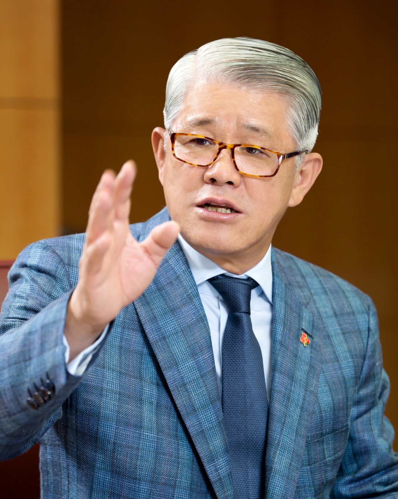 확 달라진 SK네트웍스… 31만주 매입하며 힘 실은 최신원 회장