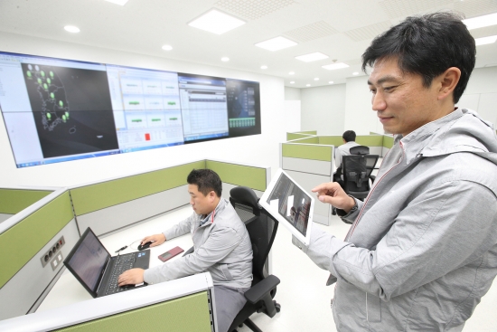 ▲KT 직원들이 신규 개관한 KT 목동IDC 2센터에서 업무를 보고 있다.(사진제공= KT)