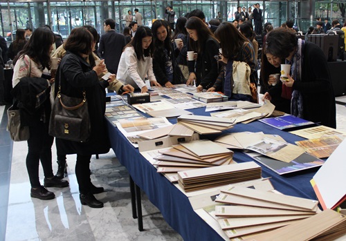 ▲‘2015 디자인 트렌드 세미나’의 참석자들이 제품을 살펴보고 있다.(사진제공=한화L&C)