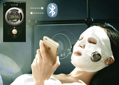 ▲어거스트텐의 ‘시크릿810 듀얼액션 마스크’는 스마트폰으로 피부상태를 확인할 수 있다. (사진제공 SK그룹)