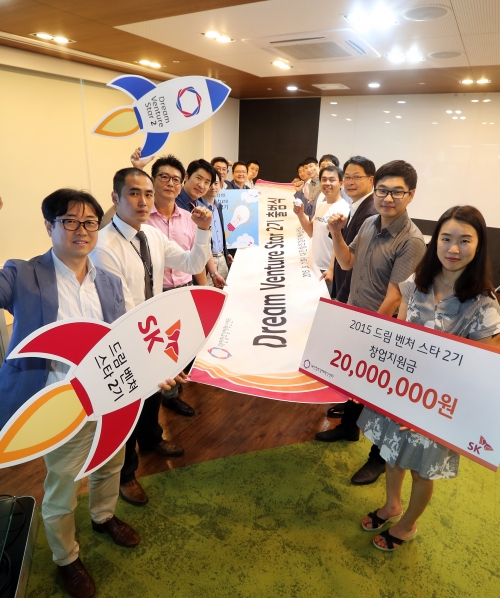 ▲드림벤처 스타 2기로 선발된 10개 벤처기업가들이 2015년 9월 1일 대전창조경제혁신센터에서 출범식을 갖고 힘찬 도약을 다짐하고 있다. (사진제공 SK그룹)