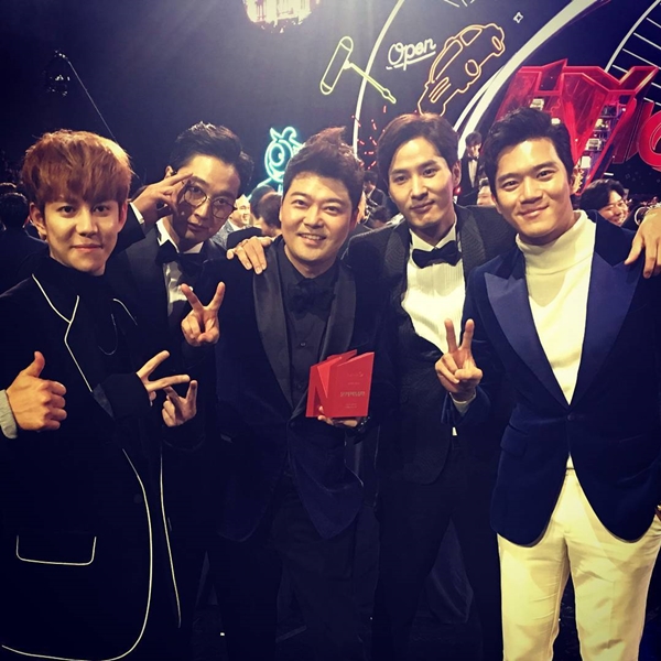 ▲tvN 예능 '뇌섹시대 - 문제적 남자' 박경, 이장원, 전현무, 김지석, 하석진(사진=전현무 인스타그램)