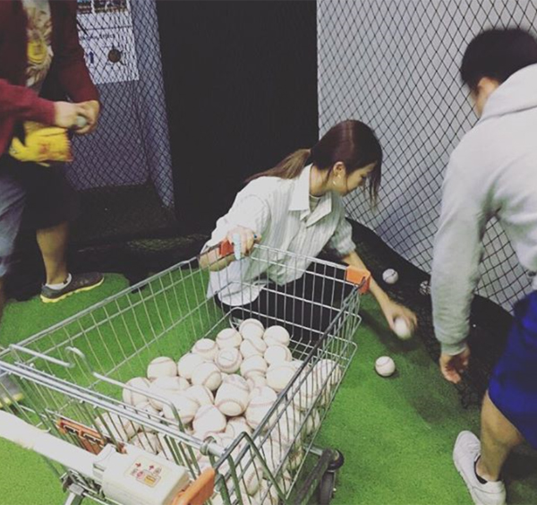 ▲EXID 솔지가 넥센과 엘지의 준플레이오프 1차전 시구자로 나섰다.(사진=솔지 인스타그램)