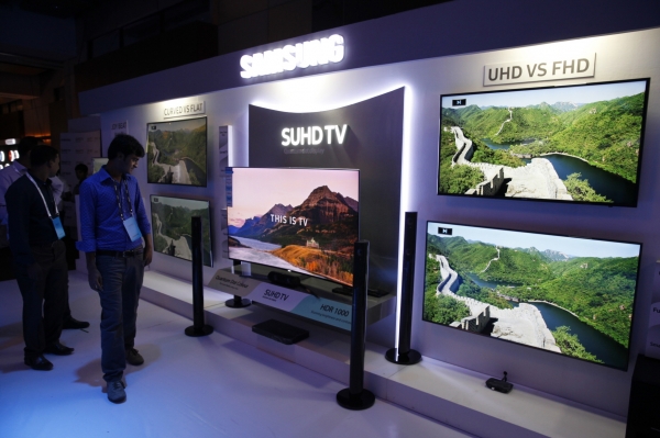 ▲방글라데시 수도 다카에 위치한 삼성전자 'TV 브랜드숍'을 방문한 현지 사람들이 삼성 퀀텀닷 SUHD TV를 둘러보고 있다.(사진제공=삼성전자)