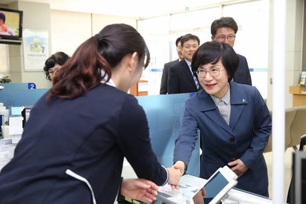 ▲14일 울산시 남구의 기업은행 울산무거동지점에서 권선주 기업은행장(오른쪽)이 영업점 직원과 악수하고 있다. (사진제공=기업은행)