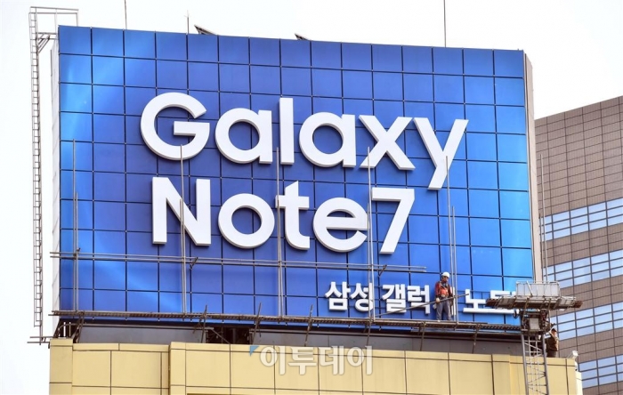 ▲(갤럭시노트7 단종으로 14일 서울 종로구 광화문광장 인근 옥외광고판에 설치된 관련 광고물이 철거되고 있다. 신태현 기자)