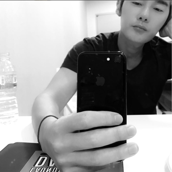 ▲'미운우리새끼' 허지웅이 구매한 아이폰7을 공개했다.(사진=허지웅 인스타그램)