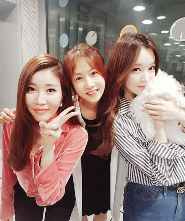 ▲다비치 이해리, 강민경이 김소현과 라디오 출연 인증 사진을 남겼다.(사진=sbs 파워FM)