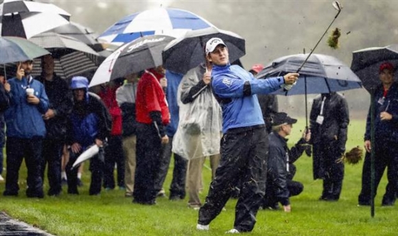 ▲신인상을 수상한 에밀리아노 그리요가 비가 오는 가운데 샷을 하고 있다. 사진=PGA