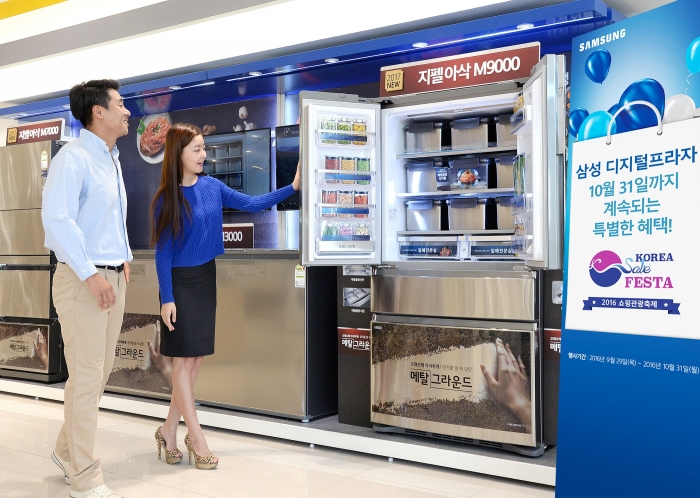 ▲삼성전자 모델들이 16일 논현동에 위치한 삼성 디지털프라자 강남본점에서 '삼성 디지털프라자와 함께하는 코리아 세일 페스타'를 소개하고 있다. (사진 제공 = 삼성전자)