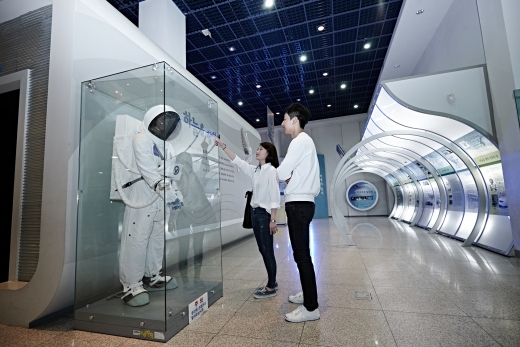 ▲한국항공대에 있는 항공우주박물관에서 관람객이 전시물을 살펴보고 있다.(한국항공대)