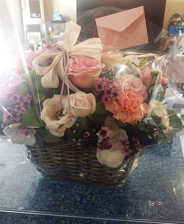 ▲래퍼 빈지노가 스테파니 미초바가 선물한 꽃 사진을 공개했다.(사진=빈지노 인스타그램)