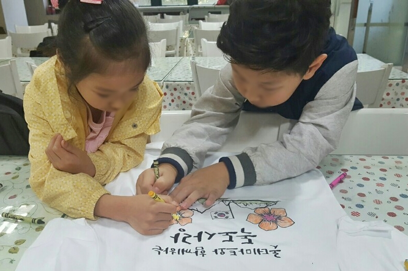 ▲롯데마트가 운영하는 샤롯데 봉사단이 25일 독도의 날을 맞이해 10월 봉사 테마를 ‘독도사랑 캠페인’으로 선정했다.(사진제공=롯데마트 )