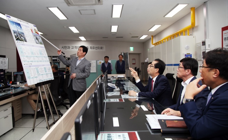 ▲18일 박기동 가스안전공사 사장(오른쪽 세 번째)이 롯데월드타워에서 안전관리 상황을 점검하고 있다.(한국가스안전공사)