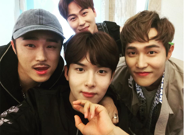 ▲울랄라세션 최도원이 멤버들과 함께 려욱의 군입대를 응원했다.(사진=최도원 인스타그램)