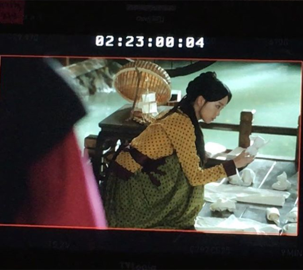 ▲배우 진기주 '달의 연인' 백현 지헤라의 죽음을 아쉬워하며 드라마 촬영 사진을 공개했다.(사진=진기주 인스타그램)