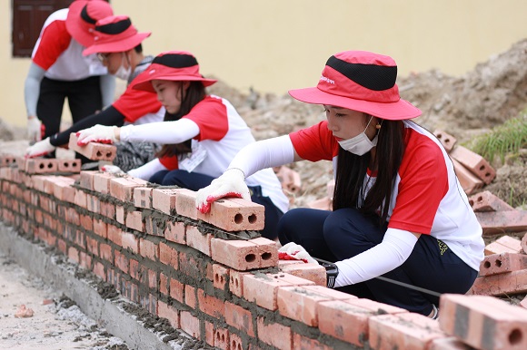 ▲LG디스플레이 임직원 해외봉사단이 베트남 하이퐁시 빈바오현 낙후지역에 있는 트란두엉 중학교에서 교육환경 개선을 위해 학교 담장 공사를 하고 있다.
(사진제공=LG디스플레이)