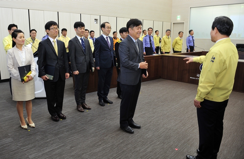 ▲CU통영욕지도점 손도신 점주가 ’재난구호편의점 인증서’를 수여 받고 있다.(사진제공=BGF리테일)