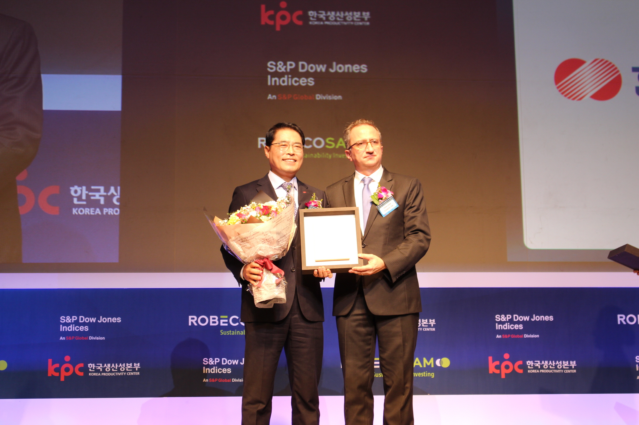 ▲지난 19일 서울 그랜드하얏트 호텔에서 개최된 2016 다우존스 시상식에서 (왼쪽) 현상권 한국전력 기획본부장이 (오른쪽) 에도라도 가이 로베코샘(RobecoSAM) 서비스부문 사장과 기념촬영을 하고 있다.
(사진=한국전력)