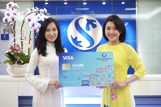 ▲신한베트남은행 모델들이 신한 E-Card를 소개하고 있다. (사진=신한은행)