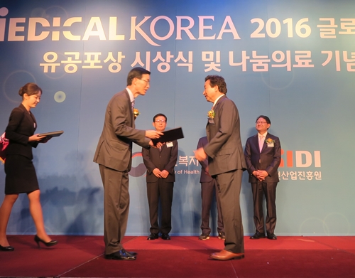 ▲지난 21일 서울 코엑스에서 열린 메디컬코리아 2016 글로벌 헬스케어 유공포상 시상식에서 신준식 자생의료재단 명예이사장(사진 오른쪽)이 보건복지부 장관상을 수상하고 있다.(자생의료재단 제공)