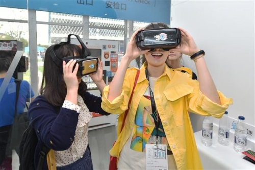 ▲항저우 운치(YunQi)에서 열린 한 컨퍼런스에서 지난 13일(현지시간) 방문객이 가상현실(VR)을 체험하고 있다. 사진=신화뉴시스