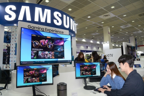 ▲삼성전자가 26일부터 4일간 서울 코엑스에서 열리는 'KES 2016(Korea Electronics Show 2016, 한국전자전)'에서 스마트 라이프를 선도하는 다양한 혁신 제품 체험의 장을 마련했다. 게이밍존을 찾은 관람객들이 삼성 PC의 빠른 속도와 최신 성능, 커브드 모니터의 높은 몰입도를 직접 경험하며 고성능 게임을 즐기고 있다.(사진제공=삼성전자)
