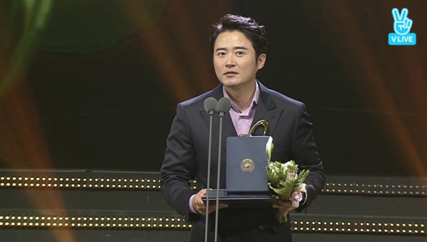 ▲드라마 작가 임충 대신 시상식에 참석한 배우 임호(사진=2016 대한민국 대중문화예술상 시상식 캡처)