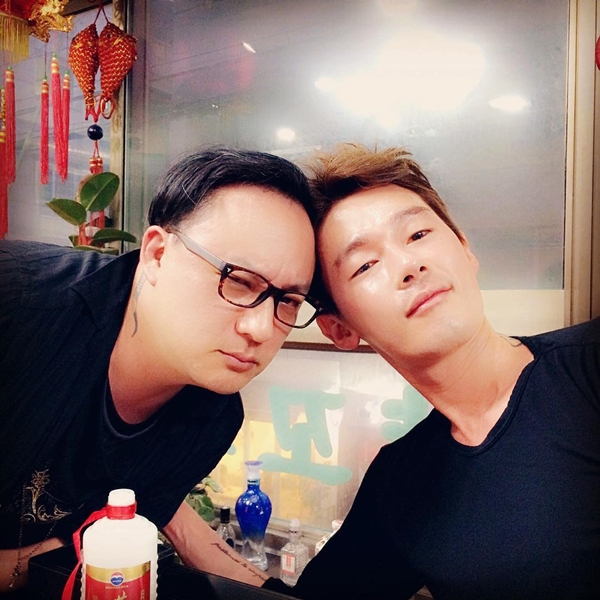 ▲故 신해철, 허지웅(사진=허지웅 인스타그램)