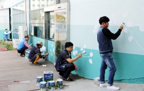 ▲17일부터 20일까지 인천 ‘해내기 보호작업장’에서 KCC 직원들이 기부한 친환경 페인트로 건물 외벽을 도색하고 있다.(사진제공=KCC )