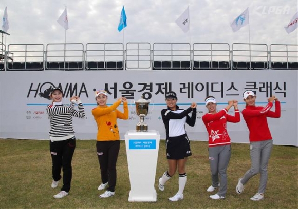 ▲ 배선우,김혜윤,고진영,이승현 김민선5(왼쪽부터)이 28일 개막하는 KLPGA투어 혼마 서울경제 레이디스 클래식을 앞두고 공식 포토콜에서 포즈 취하고 있다.