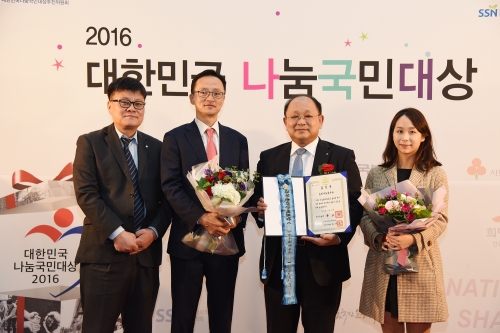 ▲27일 열린 ‘2016 대한민국 나눔국민대상 시상식’에서 노재봉 효성나눔봉사단장(왼쪽 세 번째)이 국무총리표창을 받은 뒤 기념사진 촬영을 하고 있다. (사진제공=효성)