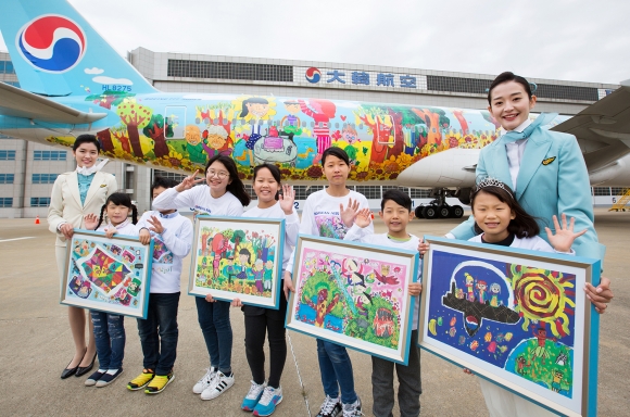 ▲29일 서울 강서구 공항동 대한항공 격납고에서 진행된 ‘내가 그린 예쁜 비행기’ 시상식에서 수상 어린이들이 1등 작품이 래핑된 대한항공 항공기 앞에서 기념사진을 찍고 있다.(사진제공=대한항공) 