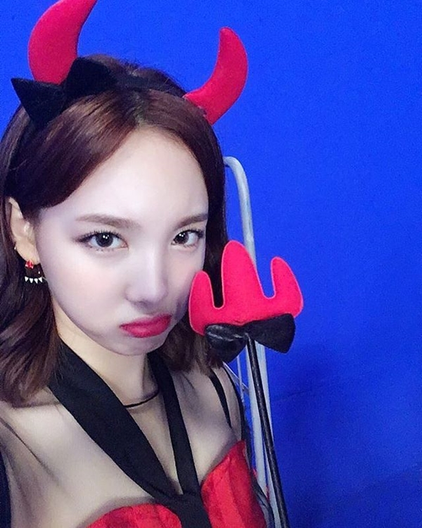 ▲그룹 트와이스 나연이 핼러윈데이를 맞아 깜찍한 악마로 변신했다.(사진=트와이스 공식 인스타그램)