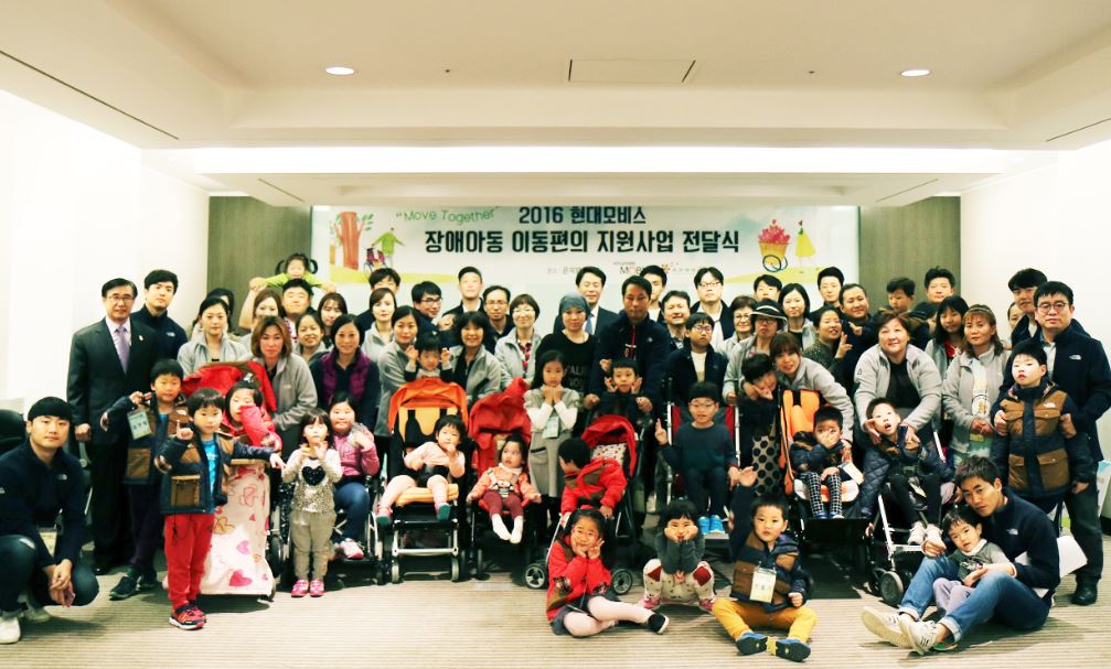 ▲현대모비스는 이동이 불편한 아동과 가족에게 유모차형 휠체어 등 이동편의기기를 전달했다.(사진제공=현대모비스)